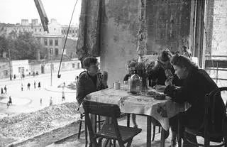 Warszawa 1945. Życie codzienne warszawiaków w zrujnowanej po wojnie i budzącej
się do życia stolicy. 