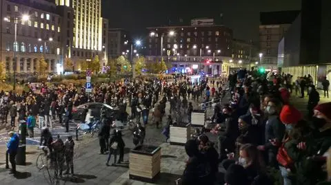 Protestujący na placu Powstańców Warszawy