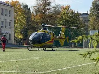 Lądowanie śmigłowca LPR przy Zespole Szkół nr 35 na Bielanach