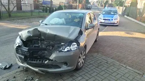 Zderzenie trzech aut na Targówku. "Nie ma właściciela peugeota"