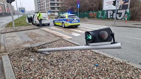 Nie zatrzymał się do kontroli, podczas ucieczki uderzył w słup sygnalizacji