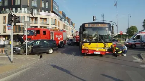 Zderzenie autobusu i osobówki. "Trzy osoby ranne"