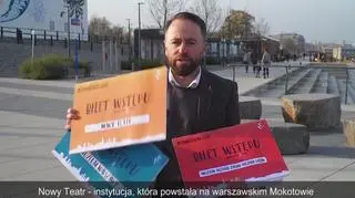 Michał Olszewski prezentuje bilety dla posła Sasina