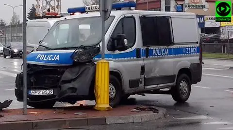 Radiowóz rozbity po zderzeniu z BMW