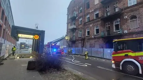 Pożar kamienicy przy metrze. Przepalił się strop