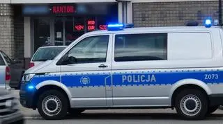 Policjanci poszukują sprawców napadu przed kantorem