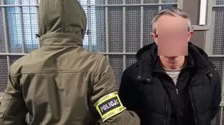 Policjant z zatrzymaną osobą