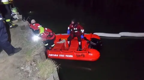 Wyciek na Kanale Żerańskim. Policjanci ruszyli za plamą, dotarli do statku