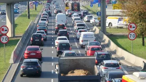 Łazienkowska i Wisłostrada w korkach. "Mnóstwo ludzi idzie na stadion"