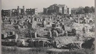 Widok na tzw. kozły cegieł ustawione podczas odgruzowywania ul. Nalewki, 1949