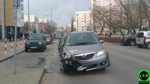 Ściął słupki, staranował dwa auta