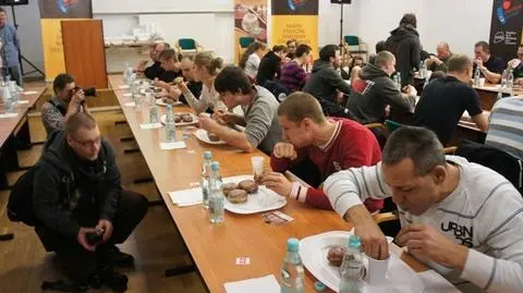 Zjadł 5 pączków w 101 sekund