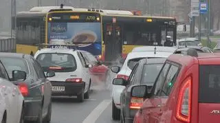 Zepsuty autobus na torowisku 