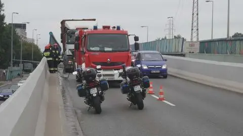 Ciężarówka utknęła w alei Prymasa Tysiąclecia. "Zacisnęły się hamulce"