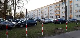 Studenci Wojskowej Akademii Technicznej parkują na trawniku