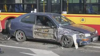 Zakleszczył się między autobusami