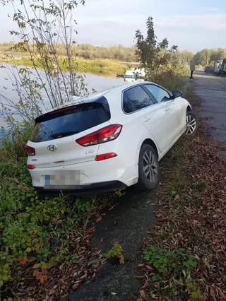 Wybrali się na ryby, prawie wjechali autem do rzeki 