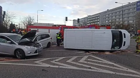 Bus na boku i dwa rozbite auta na Domaniewskiej. Są ranni