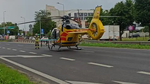 Zderzenie samochodu osobowego i ciężarówki pod Warszawą. Śmigłowiec zabrał kierowcę