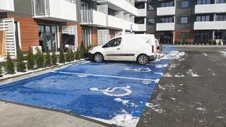 Parking na osiedlu przy ul. Dzieci Warszawy w Ursusie