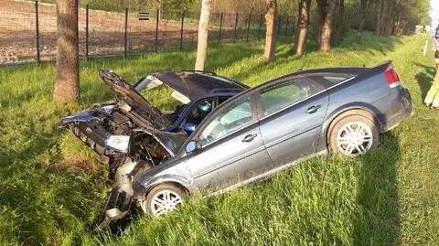 Zderzenie trzech aut, dwa skończyły w rowie. Strażacy wycinali kierowcę