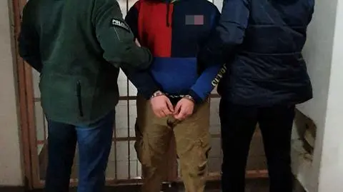 Zaatakował nożem przed sklepem i uciekł. Policjanci zatrzymali podejrzanego