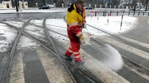 Szklanka na chodnikach, kolejki na ostrym dyżurze