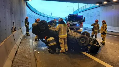 Auto dachowało w tunelu