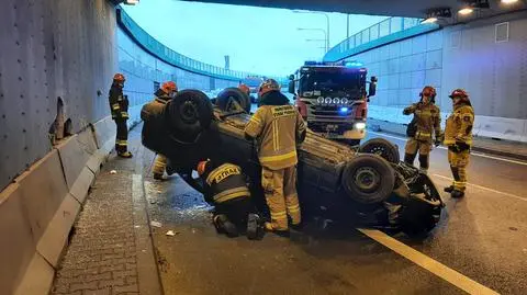 Wypadek w tunelu przy POW. Dachował lanosem po uderzeniu w bariery