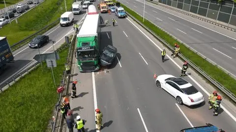 Tir, cysterna i dwa auta osobowe zderzyły się na S8