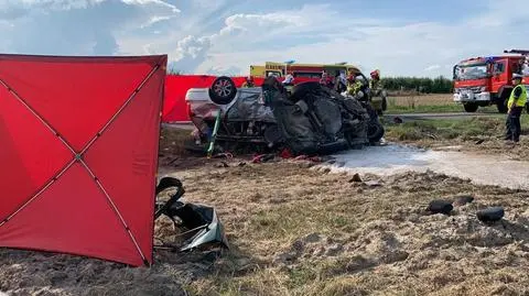 Jedna osoba zginęła, cztery zostały ranne w wypadku pod Grójcem. Policja: wśród rannych jest dwoje dzieci 