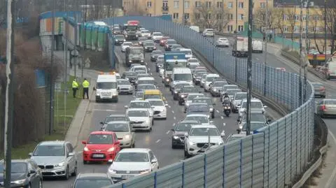 Zepsuta studzienka wstrzymała ruch w alei Prymasa Tysiąclecia