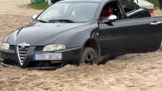 Alfa romeo utknęła na plaży 