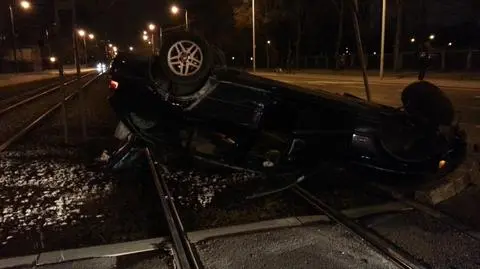 "Zobaczyłem koziołkujące auto". Kierująca "bez draśnięcia"