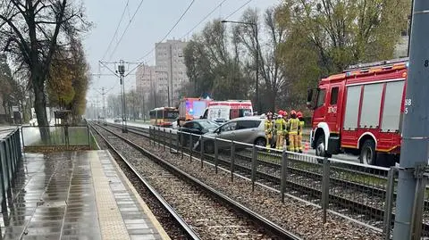 Dwa auta się zderzyły i zablokowały tory tramwajowe