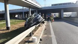 Samochód zawisł na barierkach przy zjeździe z S8 na Wisłostradę