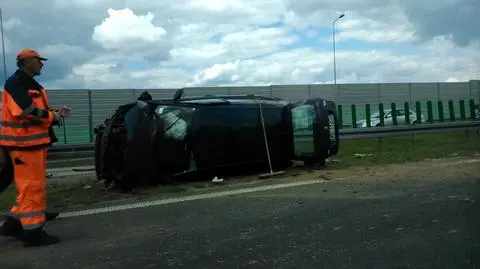 Dachowanie na autostradzie. Dwie osoby ranne