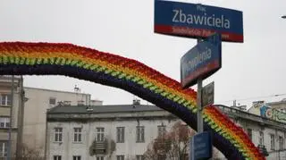 Tęcza znów stoi na placu Zbawiciela