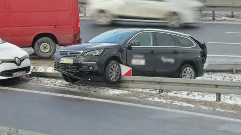 Wypadł z drogi i zawisł na barierkach. Zderzenie na S8