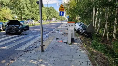 Dwa auta zderzyły się na wyjeździe z Warszawy. "Mocno roztrzaskane"
