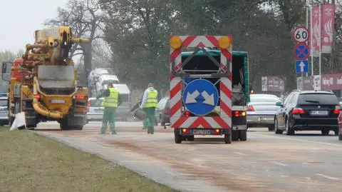 Olej na jezdni. Modlińska stanęła korku