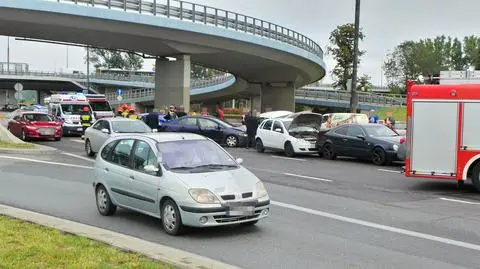 Karambol na Wisłostradzie. Sześć aut rozbitych, agresywni mężczyźni w kajdankach 