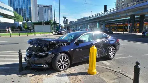 Wypadek na rondzie w centrum. "Zatory na jezdni, trąbiący na siebie kierowcy"