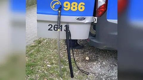 "Mężczyzna wymachujący mieczem przypominającym broń samurajów" na boisku przy szkole