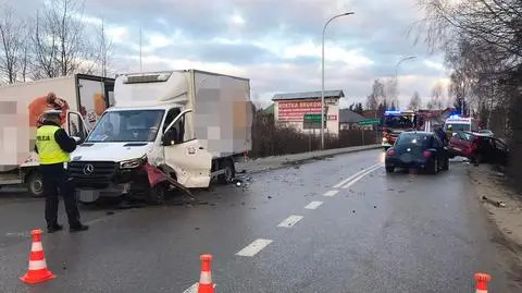 Wypadek pod Piasecznem. Jeden kierowca ranny, trzy auta rozbite