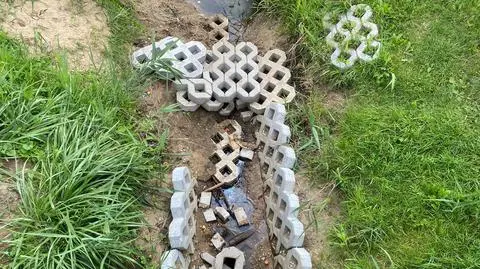 Zaczęli umacniać brzegi kanałku i przerwali. Betonowe płyty leżą w parku  