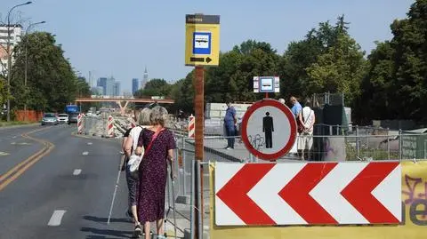 Nie chcą nadkładać drogi, na przystanek idą środkiem jezdni