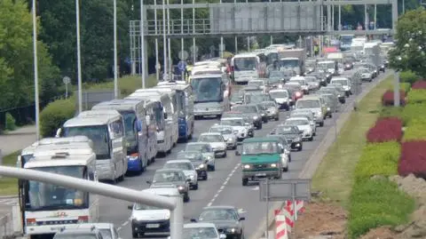 Policyjna impreza w Warszawie. Autokary zakorkowały Wisłostradę