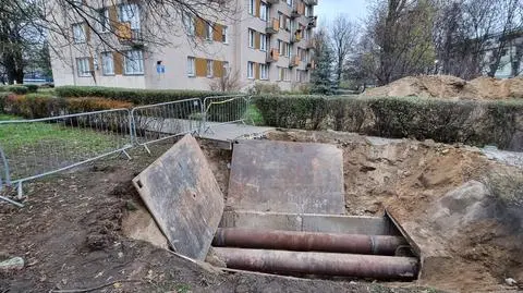 Gorąca woda zalała ulicę na Targówku. Ciepłownicy wymienili już pękniętą rurę