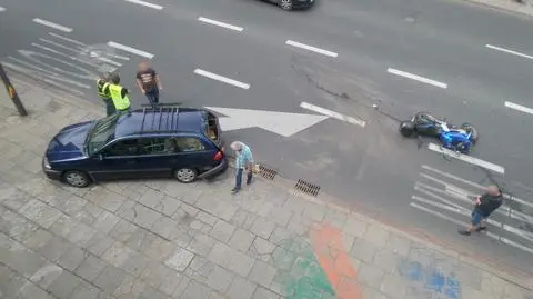 Zderzenie auta z motocyklem. Korek w alei Armii Ludowej